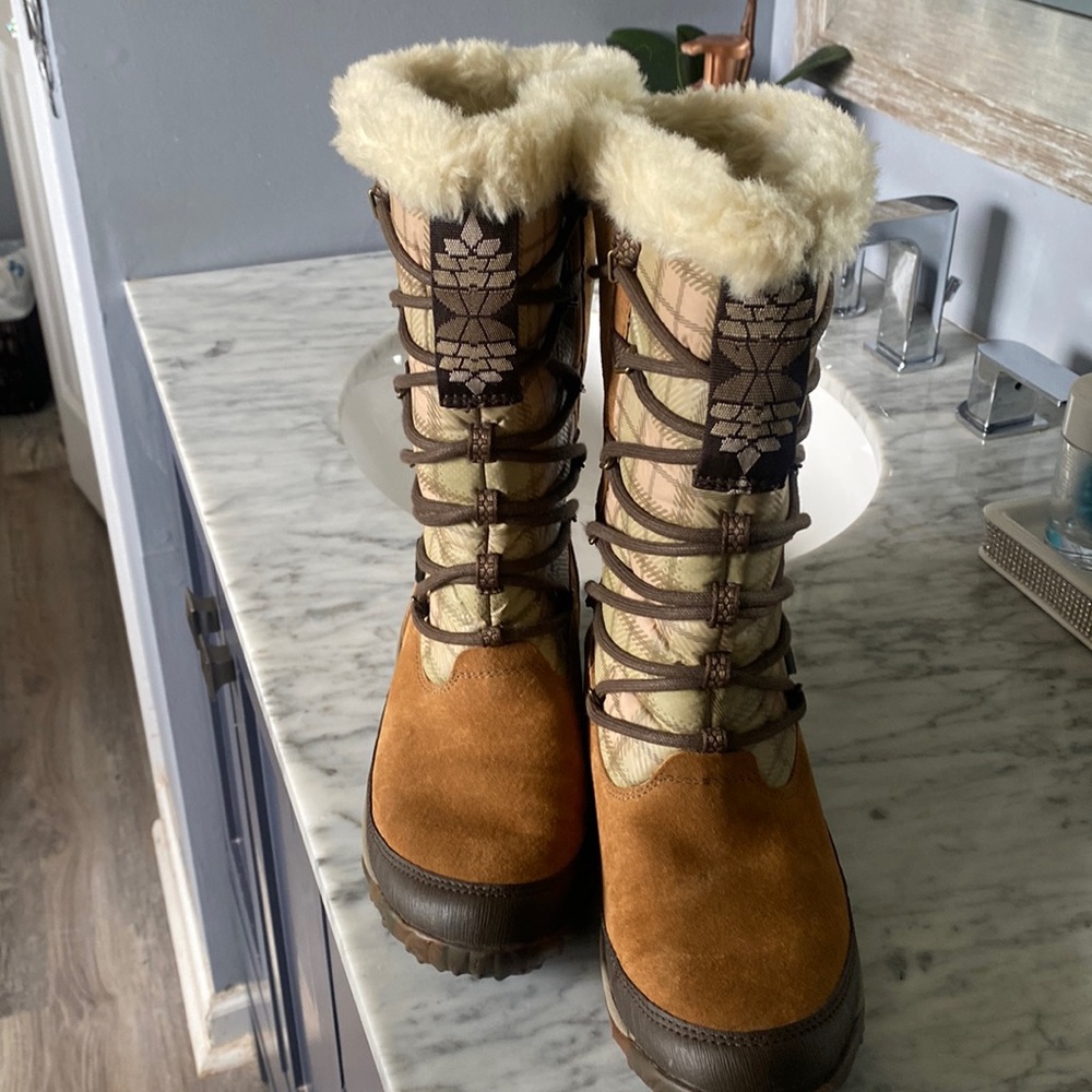 Cognac faux fur lined snow boots